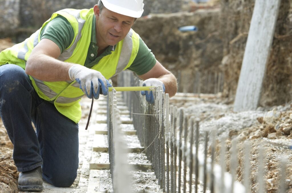Construction Worker Laying Foundations — Photo